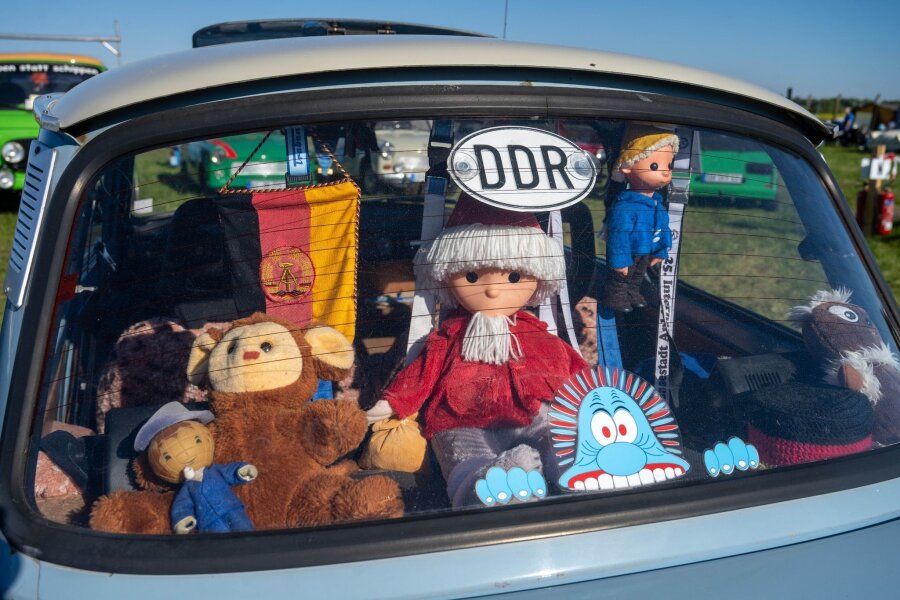 Trabant-Fans feiern in Anklam - Ein Fahrzeug der Marke Trabant ist mit DDR-Souvenirs bestückt beim 29. Internationalen Trabi-Treffen.