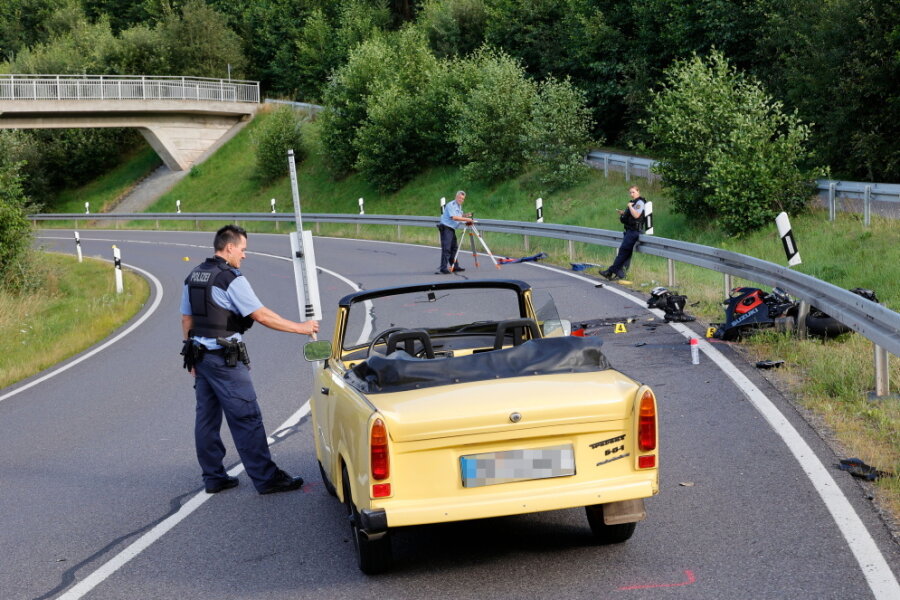 Trabant kollidiert mit Motorrad auf B173n - zwei Verletzte