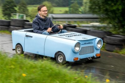 Trabi als Seifenkiste: So fährt sich die Mini-Rennpappe aus dem Erzgebirge - Reporter Georg Müller wagte sich in der himmelblauen Rennpappe den Berg hinab.