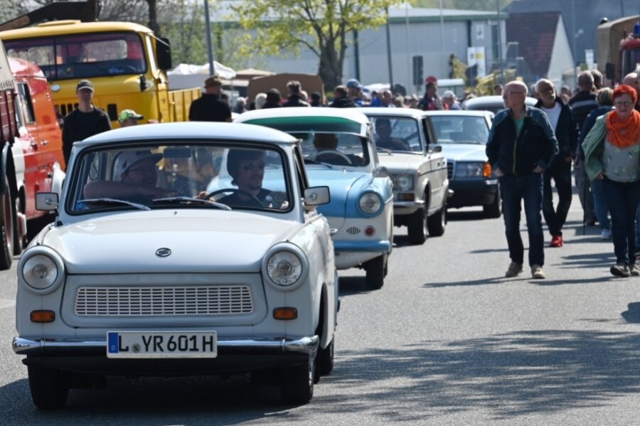 Im gesamten Gewerbegebiet von Hartmannsdorf hielten zum Oldtimertreffen am Wochenende historische Autos aus Ost- und Westfertigung Einzug. Die Teilnehmer reisten aus vielen Regionen Deutschlands an. 