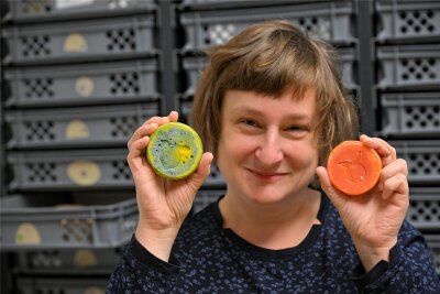 Trabi und Simse treffen auf Natur: Die Schrauberseife aus Taura - Kristin Engel-Neuhaus betreibt eine Seifenmanufaktur in Taura. Hier zeigt sie fruchtige Stücke.
