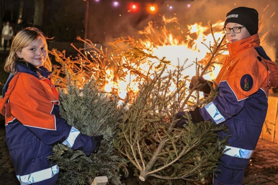 Tradition: Bäume gehen in Flammen auf - 