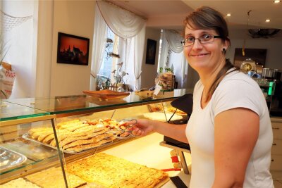 Traditions-Café in Freiberg verliert nach zehn Jahren seinen Pächter - Kredenzt Kuchen, Torten und Brötchen: Nancy Punthöler im Café Andelt.