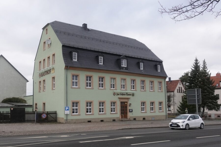 Traditionsgasthof hat neuen Besitzer - Der Gasthof "Zur Lichten Tanne" an der Ortsgrenze zwischen Zwickau und Lichtentanne ist nach mehr als einem Jahr Schließung verkauft worden und wird künftig türkisch-arabische Spezialitäten anbieten. 
