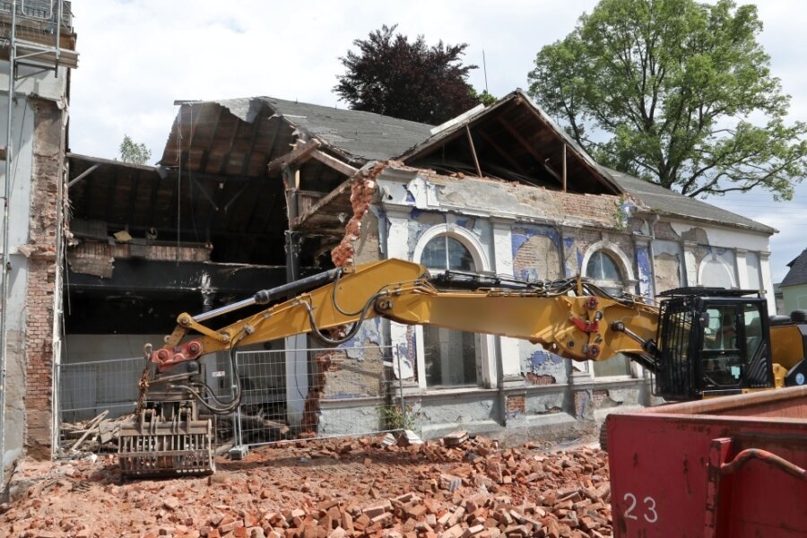 Traditionsgaststätte "Blauer Stern" in Gersdorf wird abgerissen - Ein Teil des ehemaligen Tanzsaals ist schon dem Erdboden gleichgemacht. 