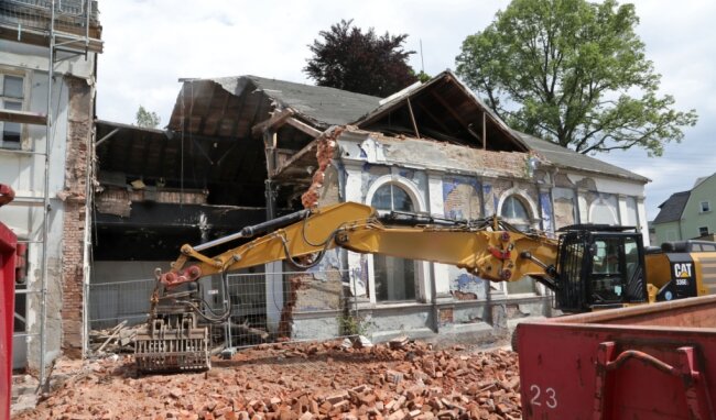 Traditionsgaststätte "Blauer Stern" in Gersdrof wird abgerissen - Ein Teil des ehemaligen Tanzsaals ist schon dem Erdboden gleichgemacht. 
