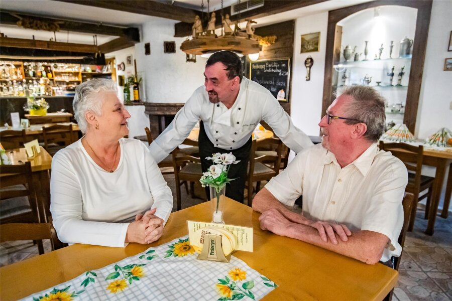 Traditionsgaststätte im Erzgebirge schließt - Besitzer des Rechenhauses sucht Käufer oder Pächter - Andrea und Rainer Noack haben ihren Sohn Ronny in die Mitte genommen. Die Drei haben seit 2017 gemeinsam den Gasthof Rechenhaus betrieben.