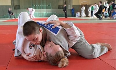 Traditionsturnier lockt starke Judoka an - Selina Lewandowski (oben) vom JC Crimmitschau, die mit der Mix-Mannschaft ihres Vereins Platz 3 erkämpfte, nimmt ihre Kontrahentin Emilie Schulz (JC Gornau) in die Mangel. 