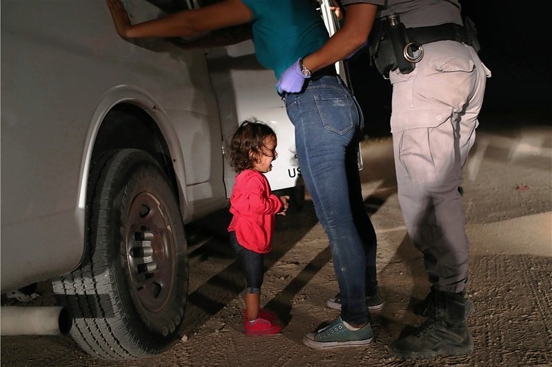 Tränen an der Grenze - Dieses Foto wurde inzwischen zum Sinnbild von Donald Trumps Null-Toleranz-Politik an der texanisch-mexikanischen Grenze. Zu sehen ist ein schreiendes Mädchen neben ihrer Mutter. Der Fotograf John Moore nahm es auf, während die Grenzer die Frau aus Honduras nach ihrer Festnahme durchsuchten.