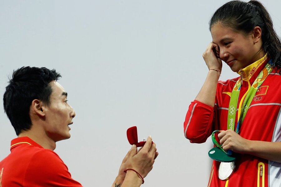 15. August 2016. Der chinesische Wasserspringer Qin Kai macht seiner Freundin He Zi nach der Siegerehrung einen Heiratsantrag. 