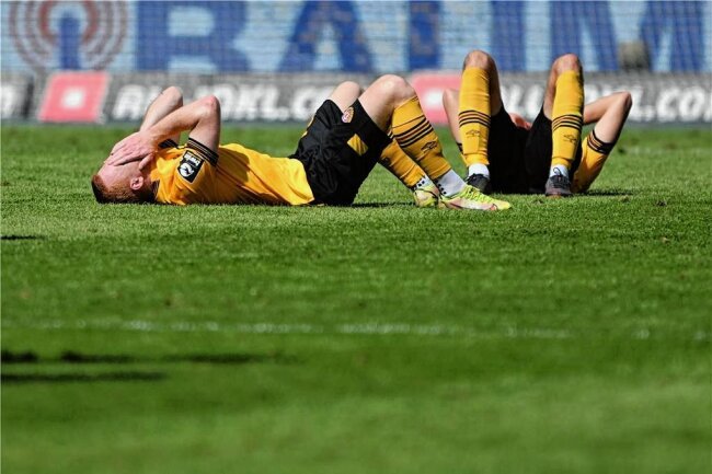 Tränen, Leere und Applaus: Dynamo Dresdens Gefühle nach dem Nichtaufstieg - Dynamos Paul Will (li.) und Jakob Lewald liegen nach dem Nichtaufstieg niedergeschlagen auf dem Feld. 
