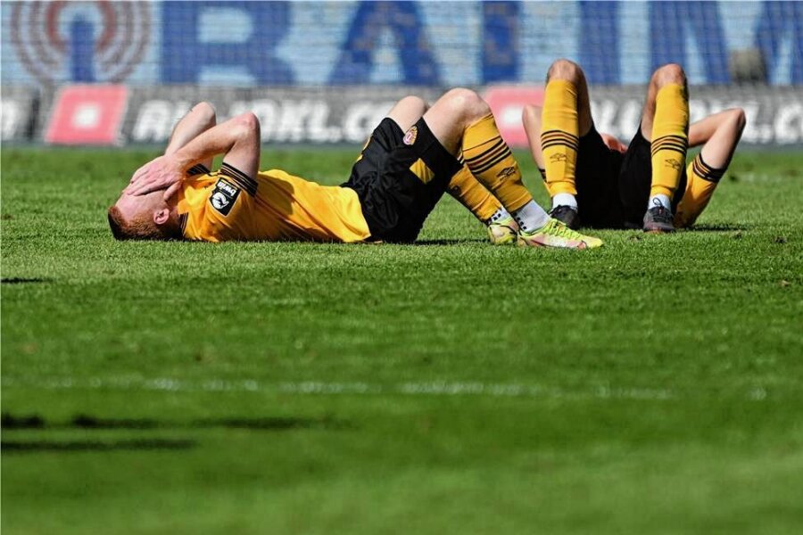 Tränen, Leere und Applaus: Dynamo Dresdens Gefühle nach dem Nichtaufstieg - Dynamos Paul Will (li.) und Jakob Lewald liegen nach dem Nichtaufstieg niedergeschlagen auf dem Feld. 