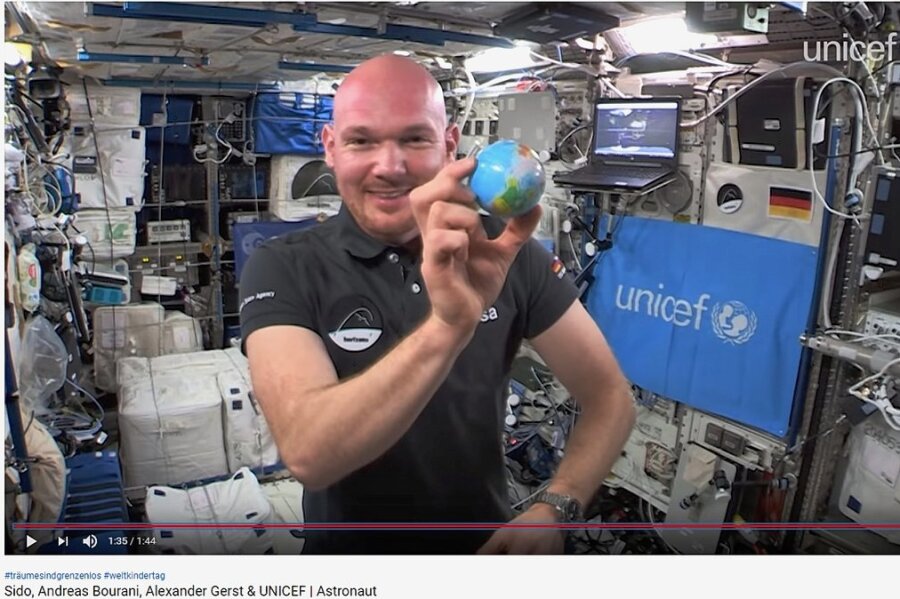 Träumt mit! - Setzt sich für eine friedlichere Welt ein: Alexander Gerst in der Raumstation ISS in einer Szene des neuen Musikvideos.