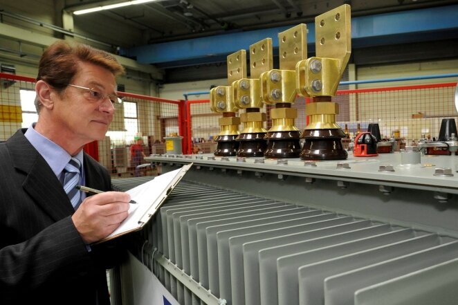 Trafobauer Starkstrom-Gerätebau Neumark hofft auf Auftragsplus - Vertriebsingenieur Helmut Weikert ist zufrieden. Auch der 150.000. SGB-Trafo verlässt das Neumarker Werk in tadellosem Zustand.