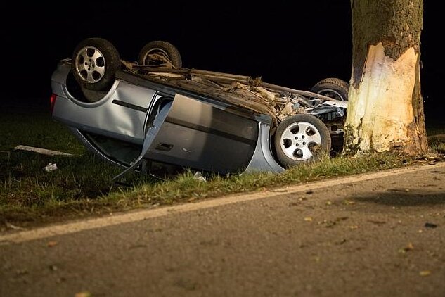 Tragischer Unfall: 24-jähriger Autofahrer prallt gegen Baum und stirbt - 