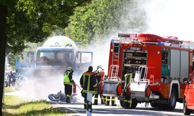 Tragödie auf altem Sachsenring: Motorradfahrer stirbt bei Kollision mit Betonmischer - 