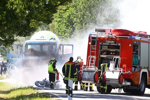 Tragödie auf altem Sachsenring: Motorradfahrer stirbt bei Kollision mit Betonmischer - 