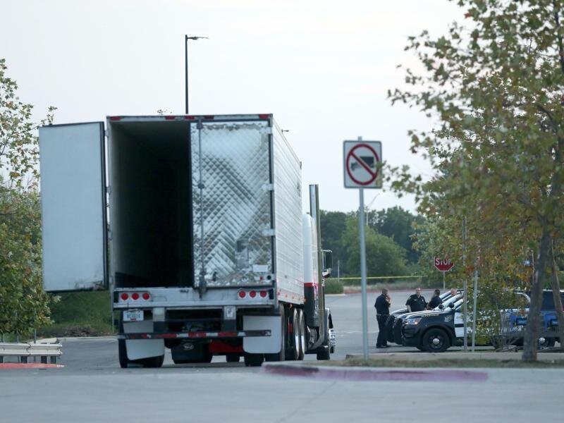 Tragödie auf Supermarkt-Parkplatz in Texas: Acht Tote in Lkw entdeckt - Im Laderaum des Lastwagens fanden Polizei und Feuerwehr acht Tote.