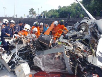 Tragödie bei Probeflug: Zehn Opfer nach Hubschrauber-Crash - Rettungsdienst und Feuerwehr inspizieren die Absturzstelle.