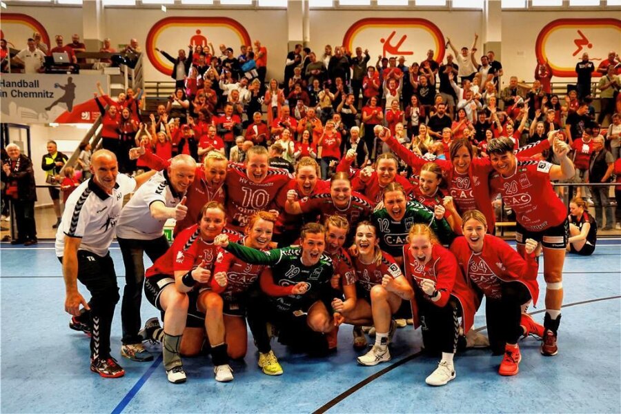 Trainer-Ära beim HV Chemnitz endet mit dem Titelgewinn - Meister der Mitteldeutschen Oberliga 2022/2023: Die Frauenmannschaft des HV Chemnitz.