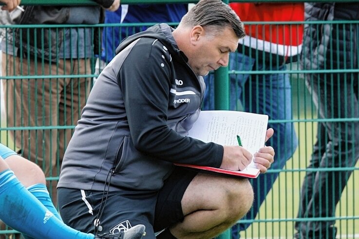 Trainer zieht es in den Norden - René Schreiter machte sich als Coach bei den Landesklasse-Fußballern des Oberlungwitzer SV immer viele Notizen. 