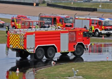 Training auf dem Sachsenring - Feuerwehrleute aus Hohenstein-Ernstthal haben auf dem Sachsenring das neue Tanklöschfahrzeug getestet. 