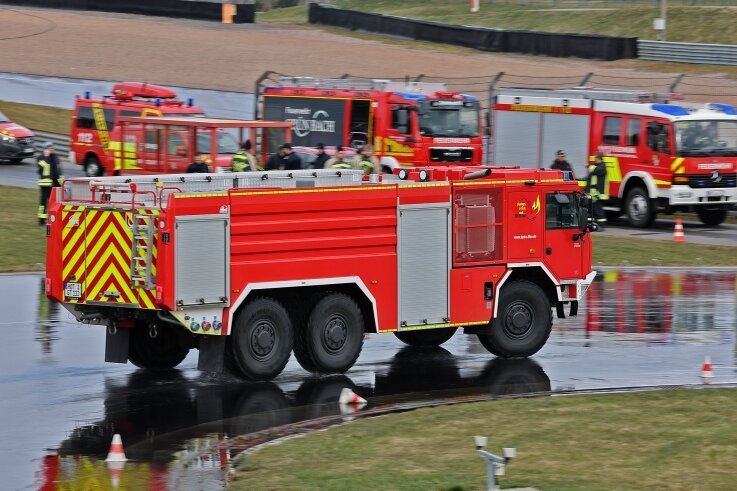 Feuerwehrleute aus Hohenstein-Ernstthal haben auf dem Sachsenring das neue Tanklöschfahrzeug getestet. 