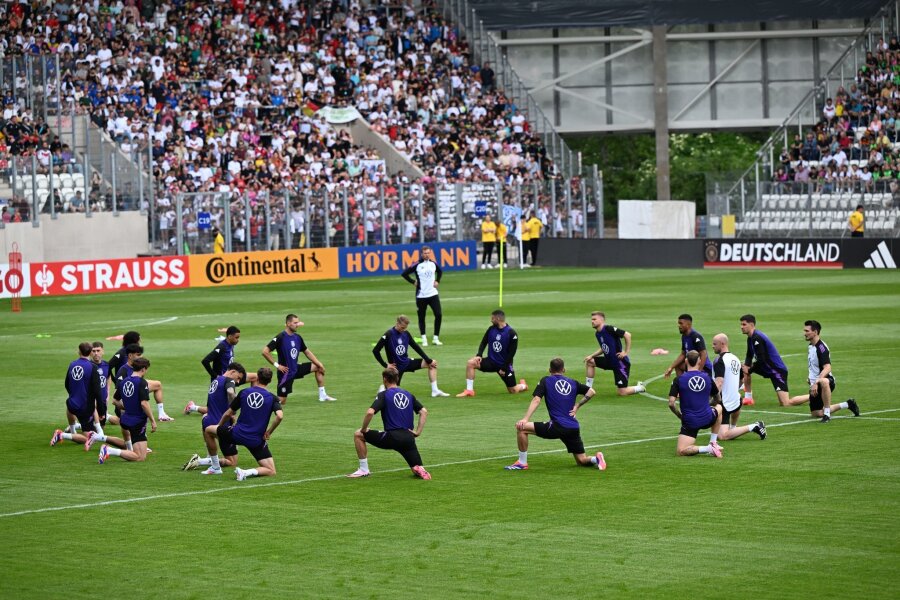Training vor 15.000 Fans: Nagelsmann verrät EM-Tagträume - Die deutsche Fußball-Nationalmannschaft trainierte öffentlich in Jena.