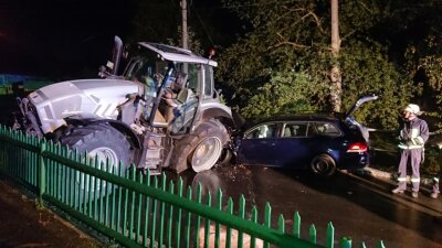 Traktor auf Abwegen - zwei Verletzte, 30.000 Euro Schaden - 