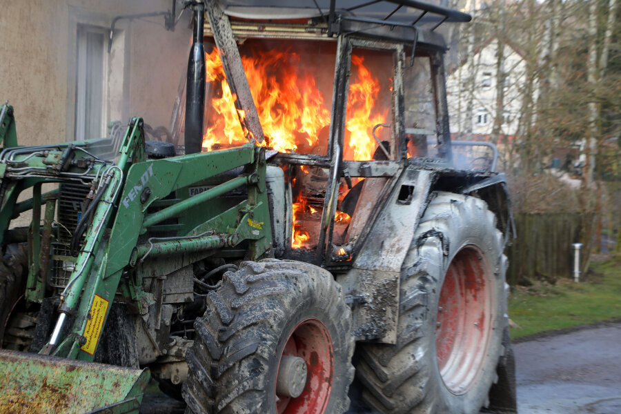 Ein Forsttraktor hat am Montagnachmittag in der Forststraße in Hohenstein-Ernstthal Feuer gefangen.