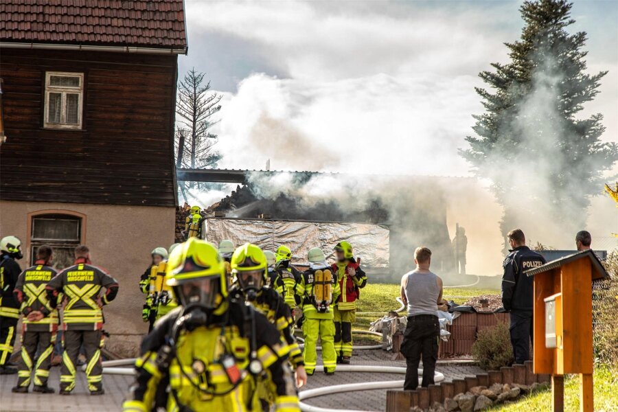 Traktor brennt in Stangengrün aus: 50.000 Euro Schaden - In Stangengrün brannte am Karfreitag eine Scheune, in der ein älterer Traktor stand.