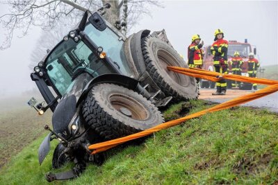 Traktor droht umzukippen: B 101 bei Schlettau über Stunden gesperrt - Die B 101 ist seit dem Unfall gegen 16.15 Uhr bei Schlettau gesperrt. Der Traktorfahrer kam mit einem Schock ins Krankenhaus.