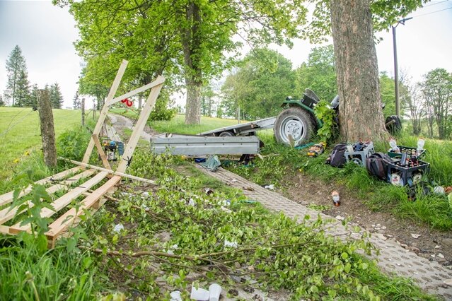 Traktor fährt gegen Baum - mindestens eine Person schwer verletzt - 