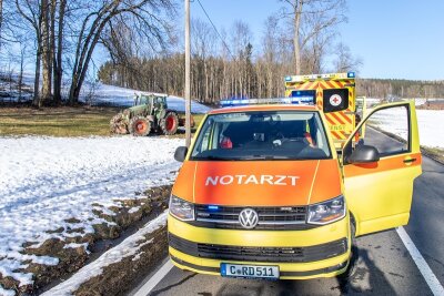 Traktor fährt Strommast bei Zwönitz um - Im Einsatz waren u.a. Rettungsdienst und Notarzt