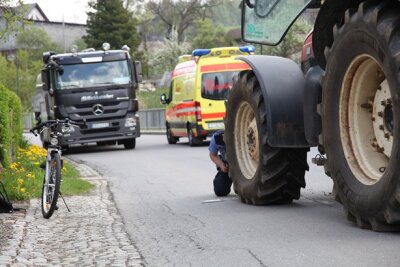 Traktor-Fahrer verhindert Unglück: Zehnjähriger Junge leicht verletzt - 