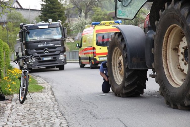 Traktor-Fahrer verhindert Unglück: Zehnjähriger Junge leicht verletzt - 