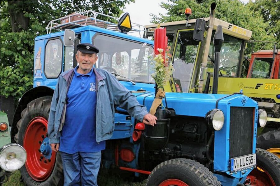Traktor-Fan aus Schwand und sein „Pionier“ sind gleich alt - Uli Lein aus Schwand kam mit seinem Pionier.