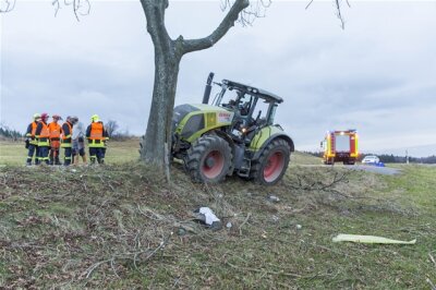 Traktor prallt frontal gegen Baum: Traktorfahrer verletzt, Baum gefällt - 