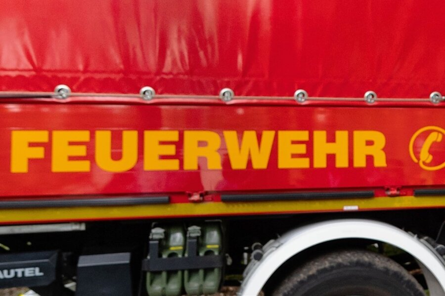 Traktor und Presse bei Oberwürschnitz ausgebrannt - 