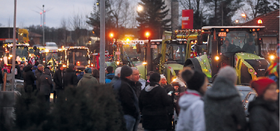 Traktoren auf Lichtertour verbreiten Weihnachtsstimmung - 110 weihnachtlich geschmückte Traktoren sorgten bei der Fahrt durch Hartenstein für Adventsstimmung.