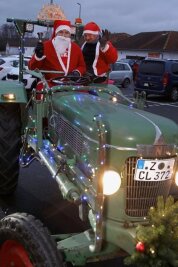 Traktoren auf Lichtertour verbreiten Weihnachtsstimmung