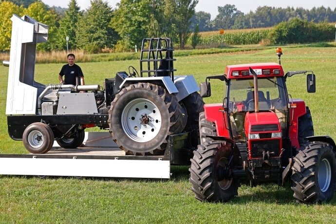 Traktoren rollen an - Thomas Werner mit seinem 800 PS starken Spezialtraktor.