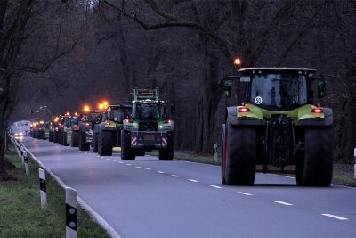 Traktoren rollen durch Chemnitz: Am Montag Behinderungen durch Bauernprotest - In Niedersachsen machten sich am Sonntag Landwirte mit ihren Traktoren auf den Weg nach Berlin. Dort findet am Montag eine große zentrale Kundgebung von Landwirten statt.