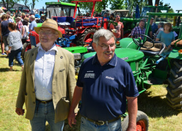Traktoren tuckern in Berbersdorf - Stammgast Otto Götze (l.) und Vereinsvorsitzender Winfried Lippmann freuten sich am Wochenende zum Traktorentreffen in Berbersdorf über viele Maschinen und viele Besucher.