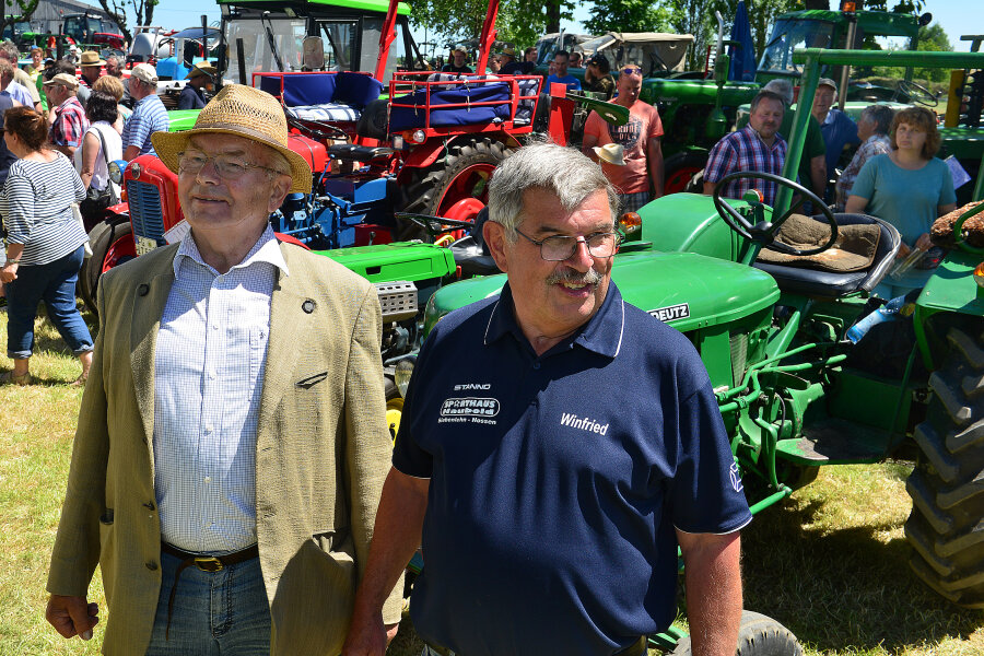 Traktoren tuckern in Berbersdorf - Stammgast Otto Götze (l.) und Vereinsvorsitzender Winfried Lippmann freuten sich am Wochenende zum Traktorentreffen in Berbersdorf über viele Maschinen und viele Besucher.