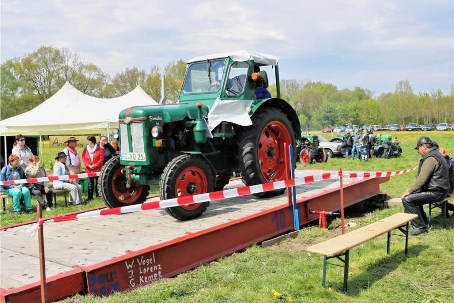 Traktoren tuckern nach Falkenau - Auch in diesem Jahr wird beim Traktorentreffen in Falkenau der "Wipp-König" gesucht. 