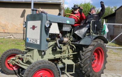 Traktorenfans tuckern quer durchs Vogtland - Klaus Krause und Helga Ketzel winken auf ihrem Traktor Lanz Hermann. Sie waren aus Bad Elster angereist und hatten damit die weiteste Anreise aller Teilnehmer in Geilsdorf. 