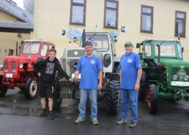 Traktorenfreunde zurück vom Treffen - Uli Lein (rechts) und Uwe Flemming mit Sohn Dominik mit ihren Traktoren. Am Wochenende waren sie damit im Vogtland unterwegs. 