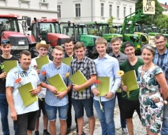 Traktorenkorso überrascht Lehrer - Schüler des BSZ erhielten ihre Zeugnisse. 