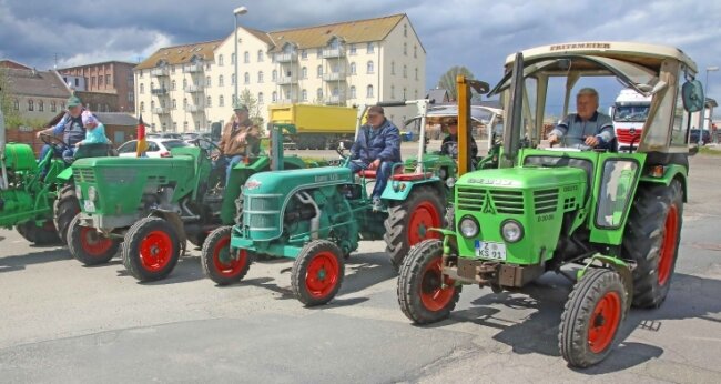 Traktoristen sorgen für Aufsehen vor der Eisdiele - Wollten sich mit einer Runde durch den Ort wieder in Erinnerung bringen: die Traktoren- und Oldtimerfreunde aus Fraureuth.